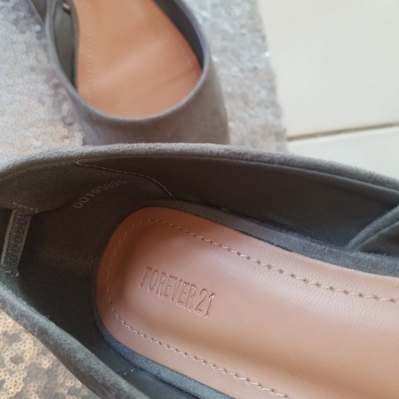 Forever 21 Taupe flat - Picture 4 of 4